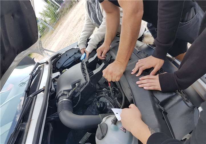 Auch die Funktion eines Verbrennungsmotors wurde den Jugendlichen vom Fachmann erklärt.  privat