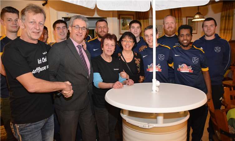 Auch die Fußballer freuen sich, dass Peter Kießling (links neben Ortsbürgermeister Hans Dieter Felten) ihre Stammkneipe weiterführt.Foto: BE