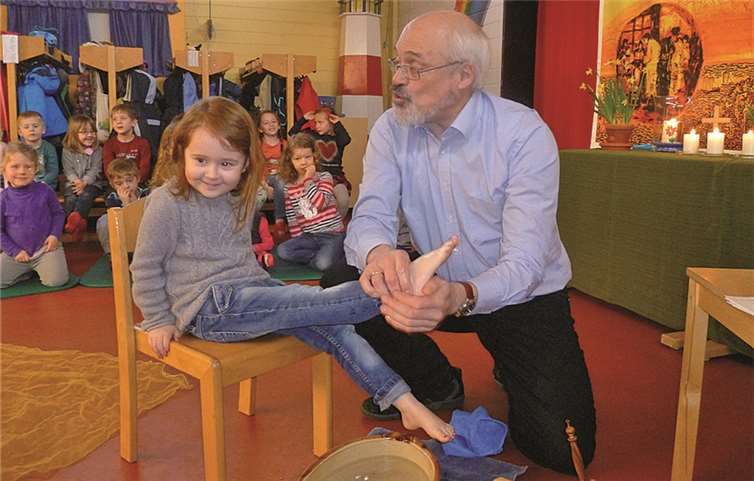 Auch die Fußwaschung konnten die Kinder hautnah erleben.privat