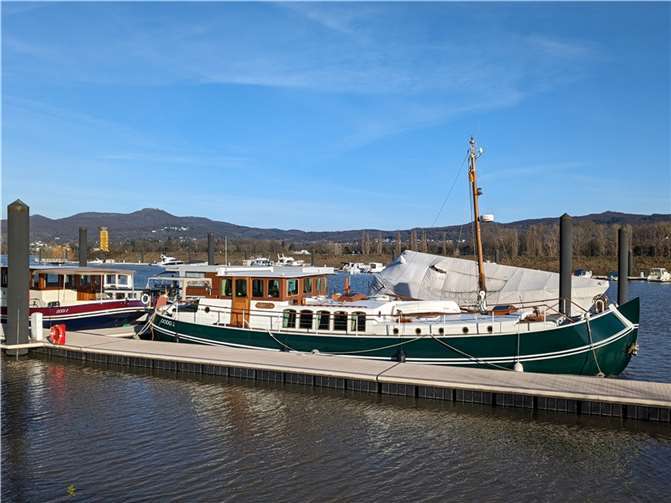 Blickfang im Hafen Auch die „Gin macht Sinn“ überwintert in Oberwinter. Foto: KS