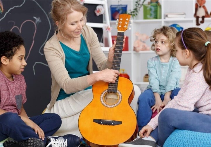 Auch die Gitarre steht bei der Instrumentalen Orientierungsstufe auf dem Programm. Foto: KMS MYK