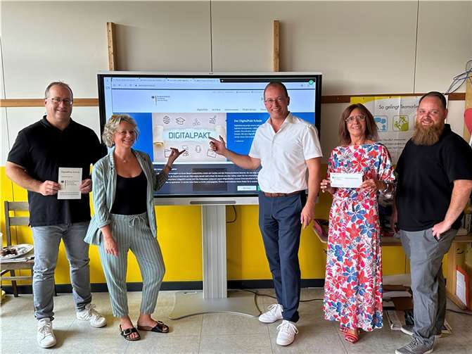 Auch die Grundschule am Waldsee Rieden profitiert vom DigitalPaktSchule (v. l.): Jochen Marx, Beigeordneter Ortsgemeinde Rieden, Anke Groß, Leiterin Grundschule Rieden, Jörg Lempertz, Bürgermeister VG Mendig, Ute Dernbach, Teilbereichsleiterin Familien, Schulen und Soziales VG-Verwaltung Mendig, und Peter Stein, IT-Administration und Benutzerservice VG-Verwaltung Mendig.