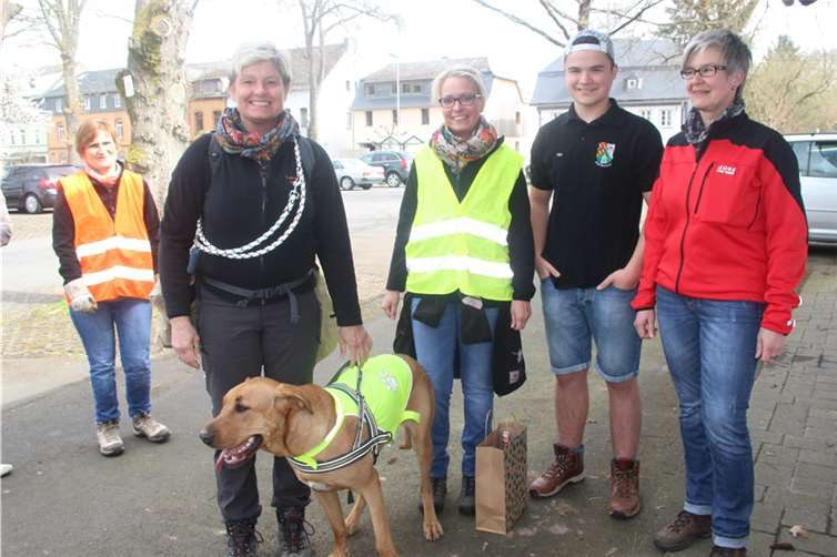 Auch die Haustiere machten sich - mit Sicherheitswesten ausgestattet - mit auf den Weg.