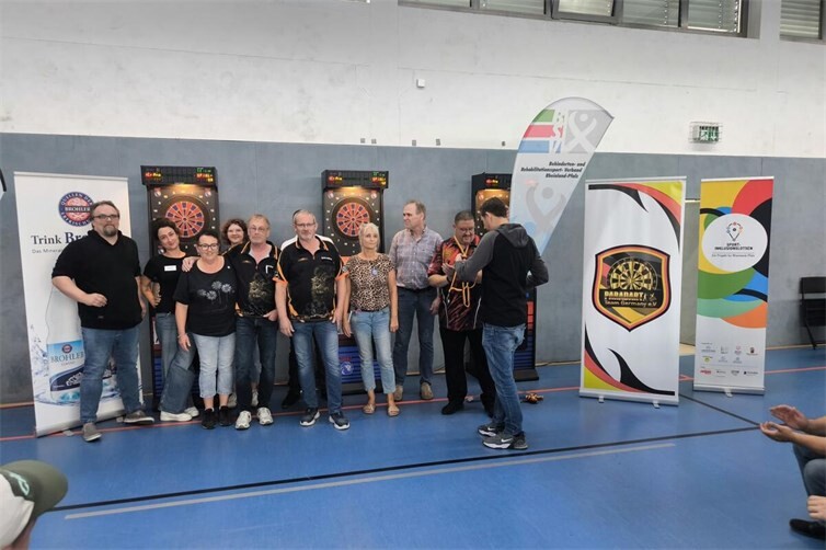 Auch die Helfer bekommen eine Medaille