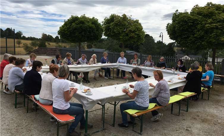 Auch die Helfer waren zum Grillen gekommen und man saß in gemütlicher Runde zusammen.