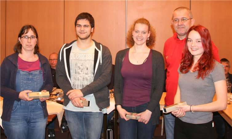 Auch die Helfer wurden geehrt (v. l. Ursula Wagner, Philipp Wagner, Eva Marie Schleyer, Technischer Leiter Werner Schmitz, Hannah Pluschke).privat