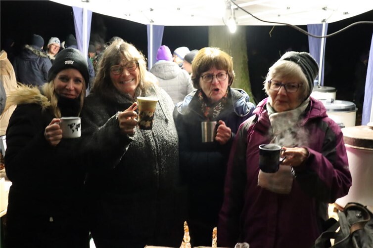 Auch die Helferinnen ließen sich den von ihnen ausgeschenkten Glühwein schmecken. 