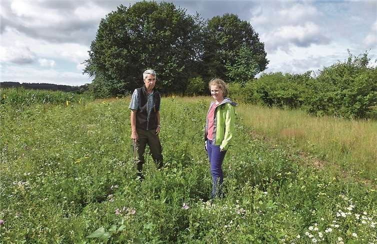 Auch die Jagdpächter haben sich dem Thema Bienenweiden angenommen: Gerhard Schneider (Jagdpächter im Revier I in Dürrholz) und Dr. Friedericke Weber (Naturpark Rhein-Westerwald e. V.) besichtigen gemeinsam eine Bienenweide am Ortsrand von Muscheid, die mit Unterstützung des Kreisjagdverbandes unter Federführung von Kurt Milad angelegt wurden.