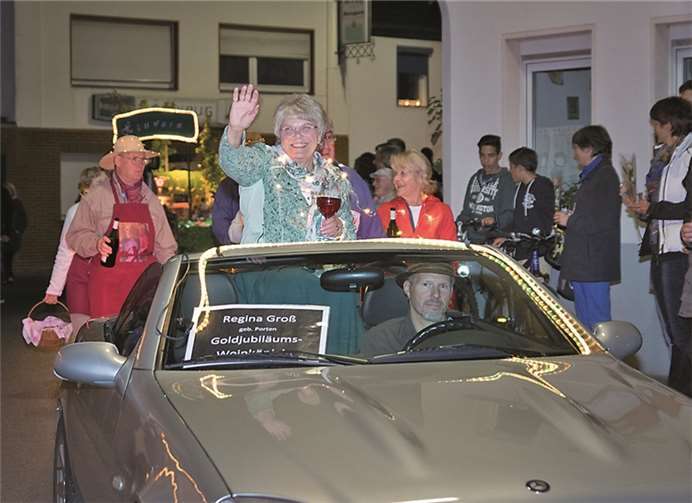 Auch die Jubiläumsweinköniginnen wie Regina Groß nahmen in luxuriösen Cabrios am Weinlesezug teil.