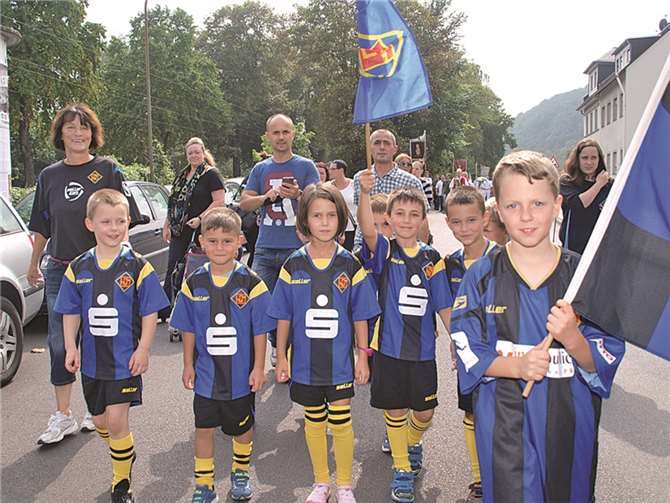 Auch die Jugend der TuS war im Festumzug wieder vertreten.