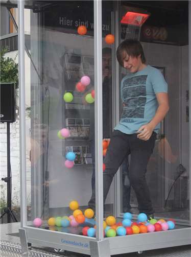 Auch die Jugend fand zahlreiche Angebote. Hier konnte der Nachwuchs sich im Bällefangen üben. Die Bälle wurden durch Luftströme durch die Kammer geblasen.