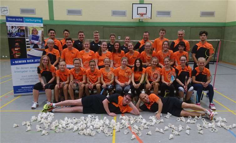 Auch die Jugendlichen und Erwachsenen der Badmintonabteilung erstrahlen in neuem Glanz.