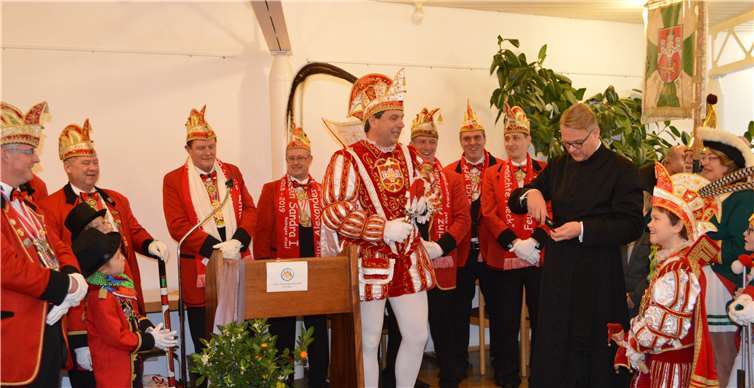 Auch die Karnevalisten mit dem Prinzenpaar an der Spitze machten Pastor Frank Klupsch ihre Aufwartung.