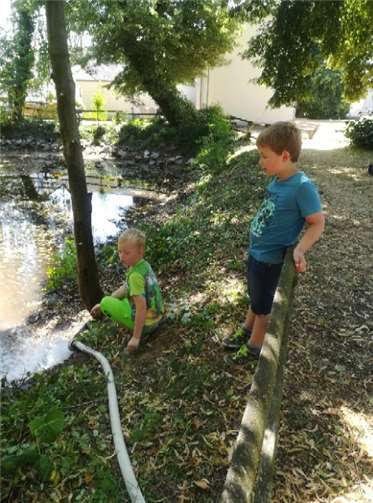 Auch die Kinder der Feuerwehrleute halfen tatkräftig mit.privat