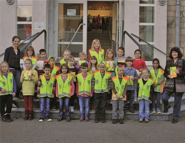 Auch die Kinder der Leo-Stausberg-Schule in Brohl-Lützing erhielten gelbe Westen.RÜ