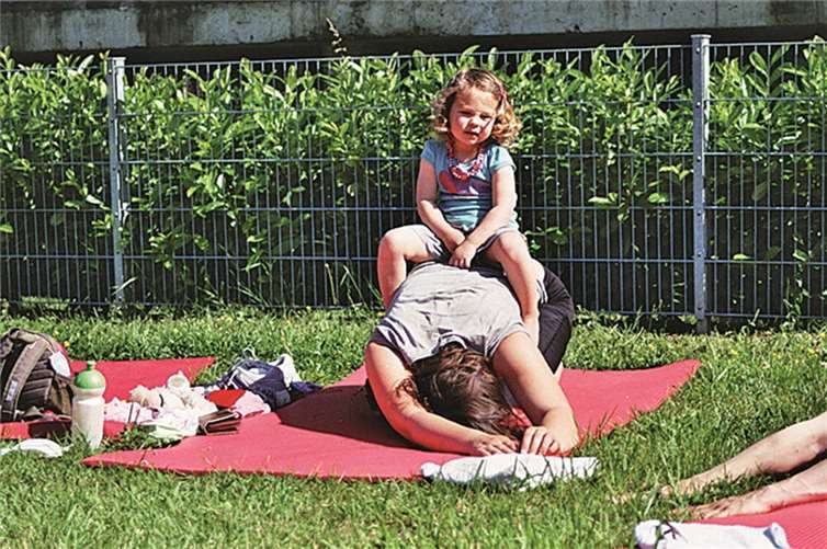 Auch die Kinder der teilnehmenden Eltern haben Spaß am Sportprogramm des Kinderhof Remagen. privat