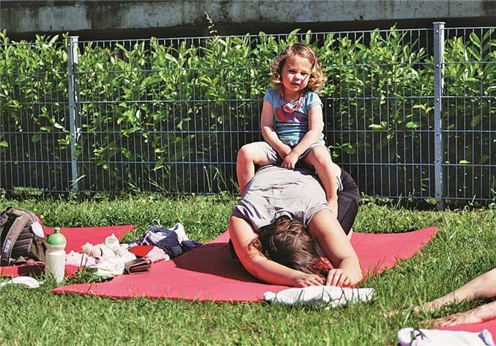 Auch die Kinder der teilnehmenden Eltern haben Spaß am Sportprogramm des Kinderhofes Remagen. privat