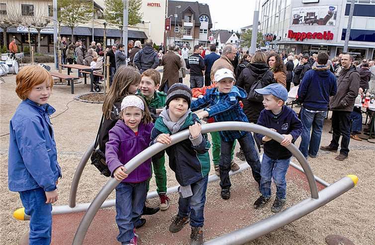 Auch die Kinder freuen sich über den „Generationen-Platz“ in Heimerzheim, denn hier gibt es auch interessante Spielgeräte.