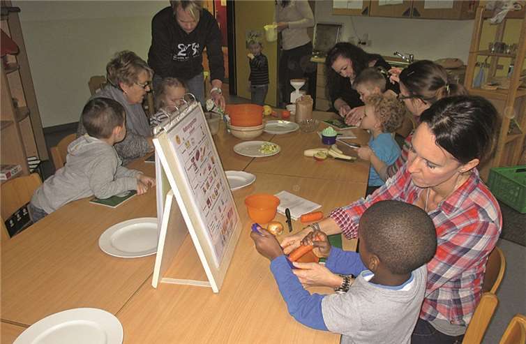 Auch die Kinder halfen beim Kochen tüchtig mit. privat