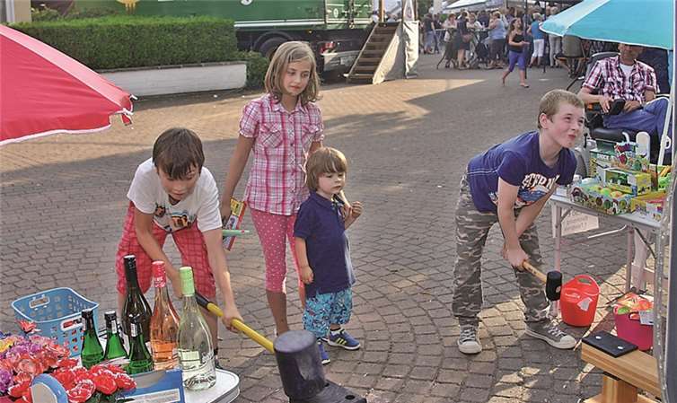 Auch die Kinder hatten viel Spaß auf der Kirmes und probierten sich am „Hau-den-Lukas“.