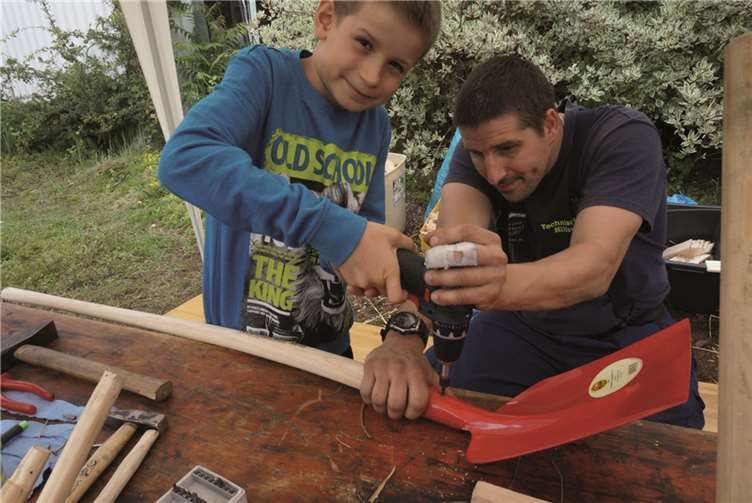 Auch die Kinder konnten ihr handwerkliches Geschick testen.