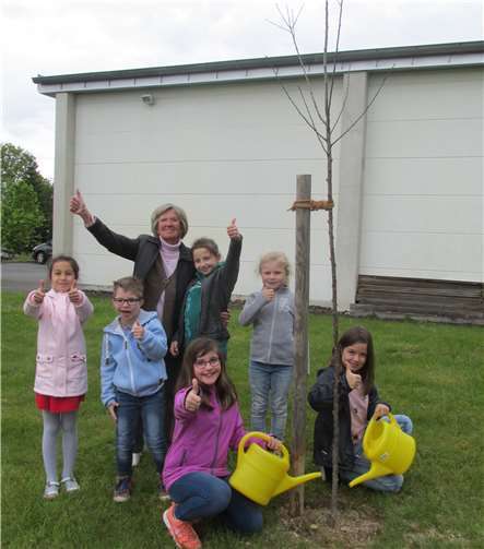 Auch die Kinder sind von den gespendeten Bäumen begeistert.Foto: privat