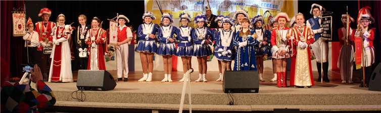 Auch die Kindertollitäten aus dem Stadtgebiet enterten die Bühne.Fotos: DU