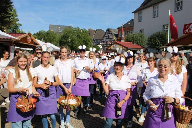 Traumstart mit neuer Burgundia Hannah Schooß Auch die Kirchenmäuse von St. Laurentius ließen sich den Festumzug nicht entgehen.