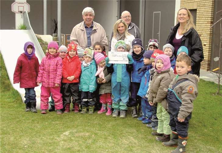Auch die „Kleinen Strolche“ freuten sich riesig über den Scheck. privat