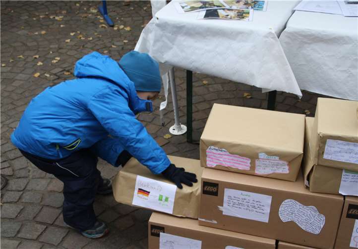 Auch die Kleinen helfen beim Mauern einreißen.