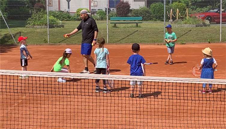 Auch die Kleinen können in Vettelschoß zum Tennisschläger greifen. Foto: privat