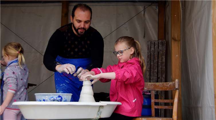 Auch die Kleinen konnten sich im Drehen an der Töpferscheibe üben. 