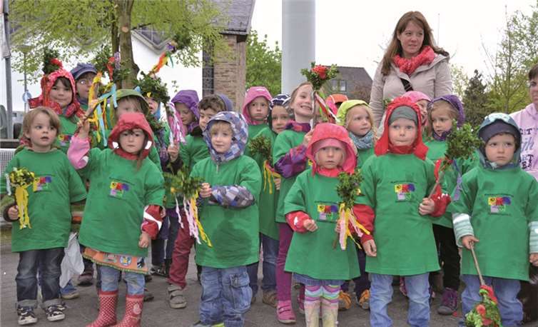 Auch die Kleinsten, die Kinder aus dem Montessori-Kinderhaus Sonnenstrahl, waren zur Maifeier am Buschhovener Burgweiher dabei und sangen „Komm, lieber Mai, und mache“.