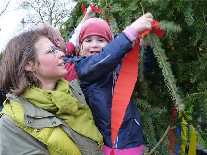 Auch die Kleinsten hatten viel Spaß beim Schmücken „ihres“ Maibaumes.