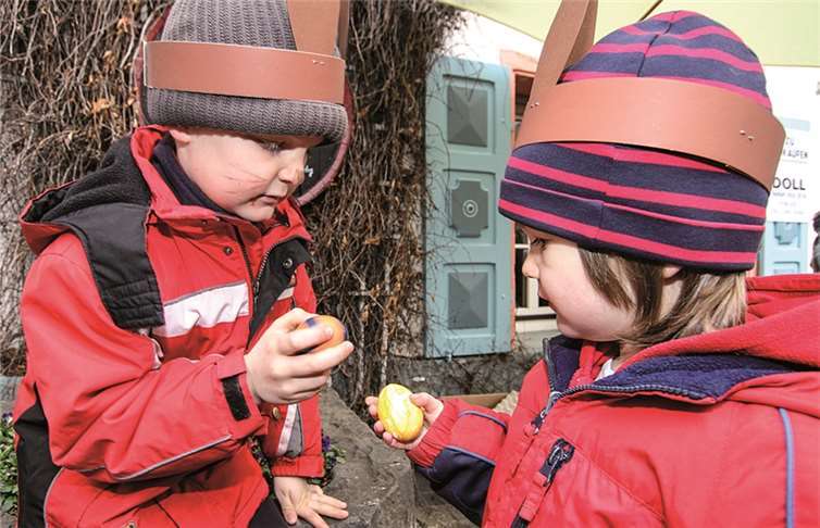 Auch die Kleinsten üben sich im „Ostereierkibben“.