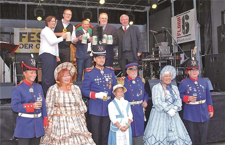 Auch die Koblenzer Stadtsoldaten waren zur Eröffnung des Schängelmarktes auf den Jesuitenplatz gekommen. US