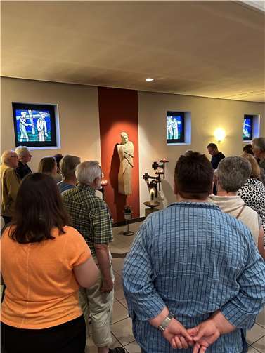 Auch die Kreuzwegstationen bestehen aus Glasmalereien, die von bekannten Künstlern der Region geschaffen wurden.