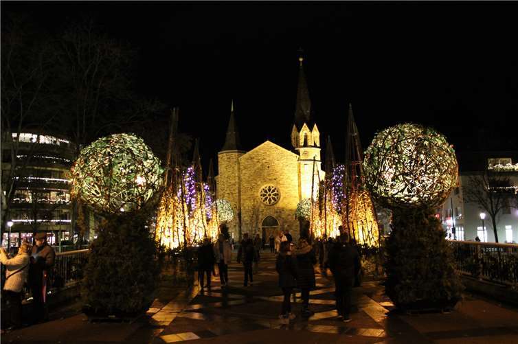 Auch die Kurpark-Peripherie wird traditionell in die Uferlichter integriert.