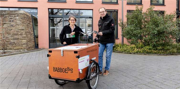 Auch die Landesgartenschau gGmbH setzt bei Fahrten im Stadtgebiet auf ein Lastenrad. (v.l. Silke Rothenberger, Klimaschutzmanagerin der Stadt und Jörn Kampmann, Geschäftsführer Landesgartenschau gGmbH). Foto: privat