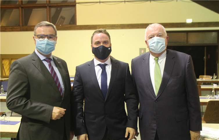 Auch die Landtagsabgeordneten Guido Ernst (r.) und Horst Gies (l.) gratulierten Marcel Caspers (Mitte) nach dessen Vereidigung. In der Vinxtbachhalle wurden die Corona-Masken im Saal durchgehend getragen.