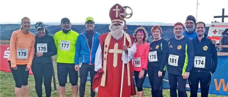 Auch die Laufgruppe des VfL Waldbreitbach bekam auf der Erpeler Ley vom Nikolaus einen Weckmann. privat