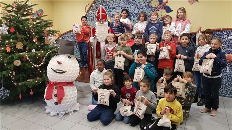 Auch die Lehrerinnen und Lehrer erhielten Lob und Geschenke vom Nikolaus.  Foto: privat