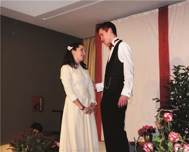 Auch die Liebe von Cecily Cardew (Theresa Ellerich) und Algernon Moncrieff (Nicolas Junglas) muss noch einige Missverständnisse überstehen.