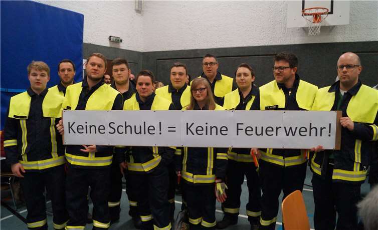 Auch die Lieger Feuerwehr steht zum Erhalt der Grundschule. Mit Handsirene und Plakat wurde in der Hunsrückhalle Flagge gezeigt.