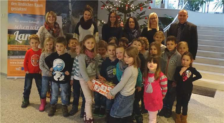 Auch die Maxi-Club-Kinder der „Arche Noah“ erfüllten mit einem Geschenkden Wunsch eines Kindes. „Schön, dass ihr auch an Kinder und Familien denkt,die es nicht so gut haben“, erklärten Bürgermeister Johannes Bellund die Mitarbeiterinnen der VG, die das Projekt betreuten. Foto: -WK-