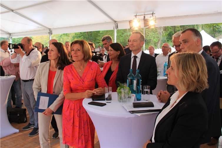 Auch die Ministerinnen Daniela Schmitt (rechts neben Malu Dreyer) und Karin Eder (rechts) waren dabei.