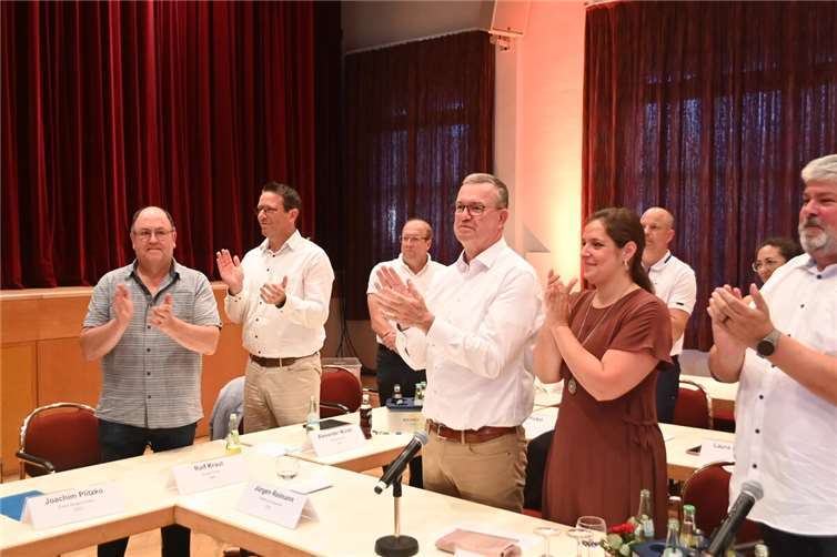 Jörg Lempertz trat seine vierte Amtszeit als Bürgermeister der Verbandsgemeinde Mendig an Auch die Mitglieder des Verbandsgemeinderats sparten nicht mit Applaus.