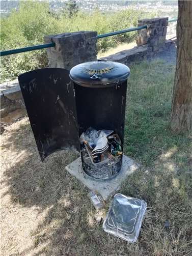 Auch die Mülleimer wurden angezündet.