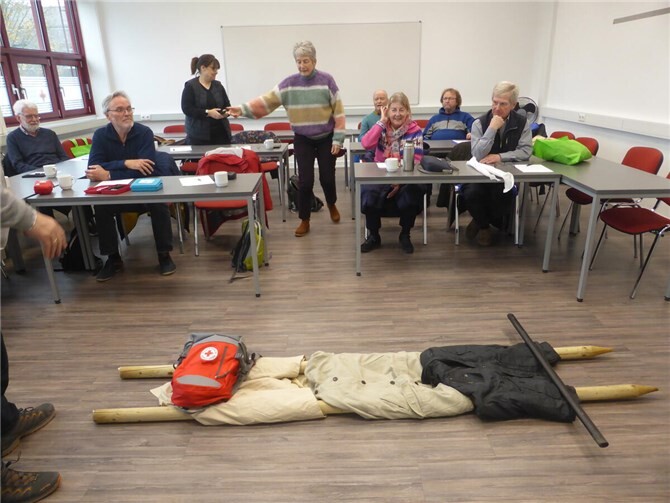 Auch die Not-Ausrüstung lernten die Aktiven des Eifelvereins kennen.