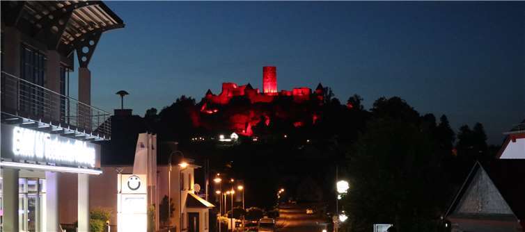 Auch die Nürburg ist in rotem Licht erstrahlt.